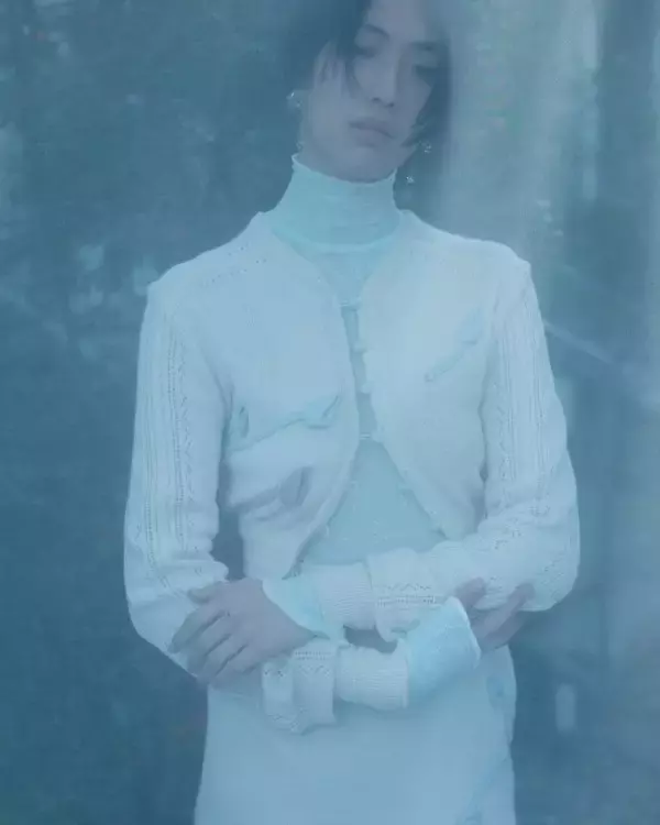 Mame Kurogouchi、“Reflection” を映す Tokyo Look を公開 —— 撮影は細倉真弓