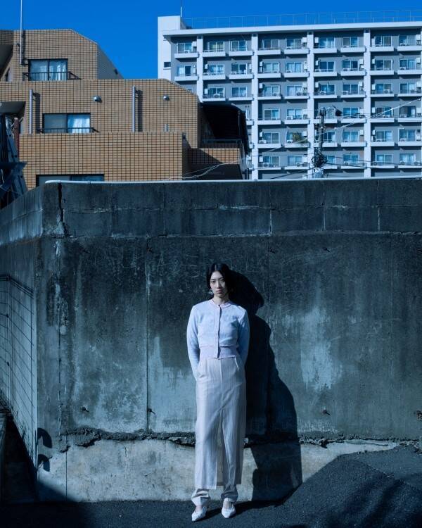 Mame Kurogouchi、“Reflection” を映す Tokyo Look を公開 —— 撮影は細倉真弓