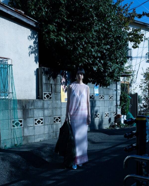 Mame Kurogouchi、“Reflection” を映す Tokyo Look を公開 —— 撮影は細倉真弓