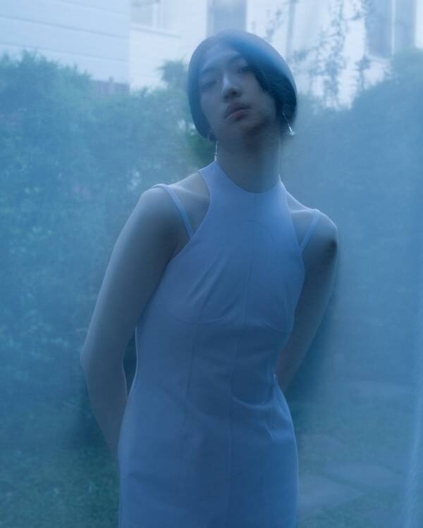 Mame Kurogouchi、“Reflection” を映す Tokyo Look を公開 —— 撮影は細倉真弓