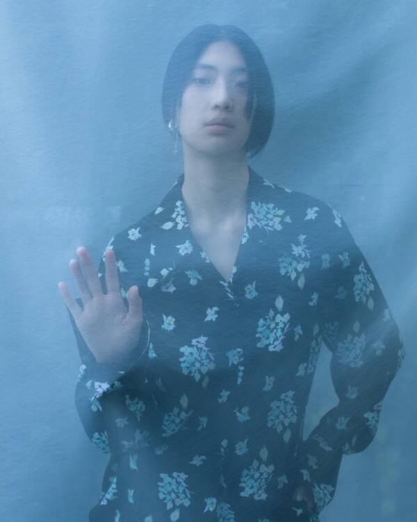 Mame Kurogouchi、“Reflection” を映す Tokyo Look を公開 —— 撮影は細倉真弓