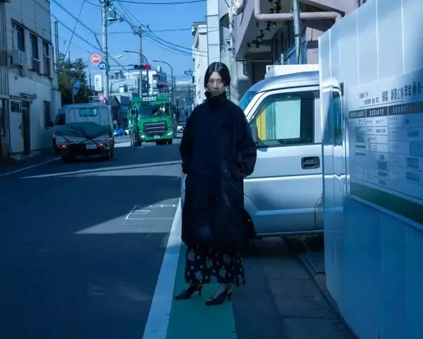 「Mame Kurogouchi、“Reflection” を映す Tokyo Look を公開 —— 撮影は細倉真弓」の画像