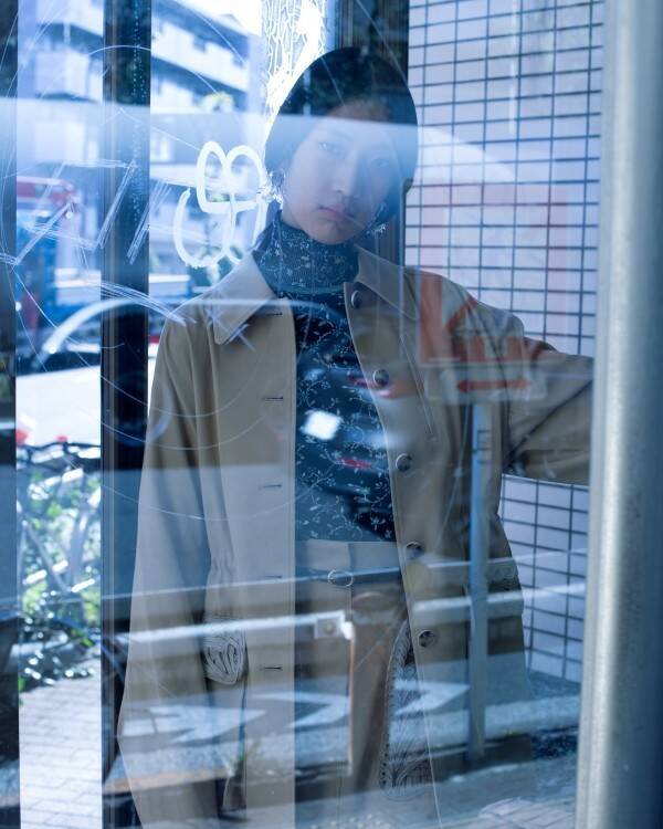 Mame Kurogouchi、“Reflection” を映す Tokyo Look を公開 —— 撮影は細倉真弓