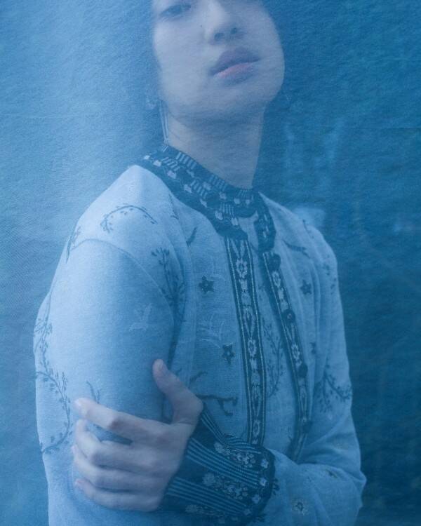 Mame Kurogouchi、“Reflection” を映す Tokyo Look を公開 —— 撮影は細倉真弓