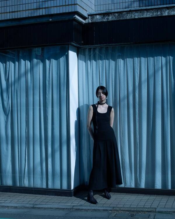 Mame Kurogouchi、“Reflection” を映す Tokyo Look を公開 —— 撮影は細倉真弓