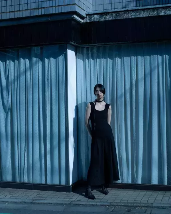 「Mame Kurogouchi、“Reflection” を映す Tokyo Look を公開 —— 撮影は細倉真弓」の画像