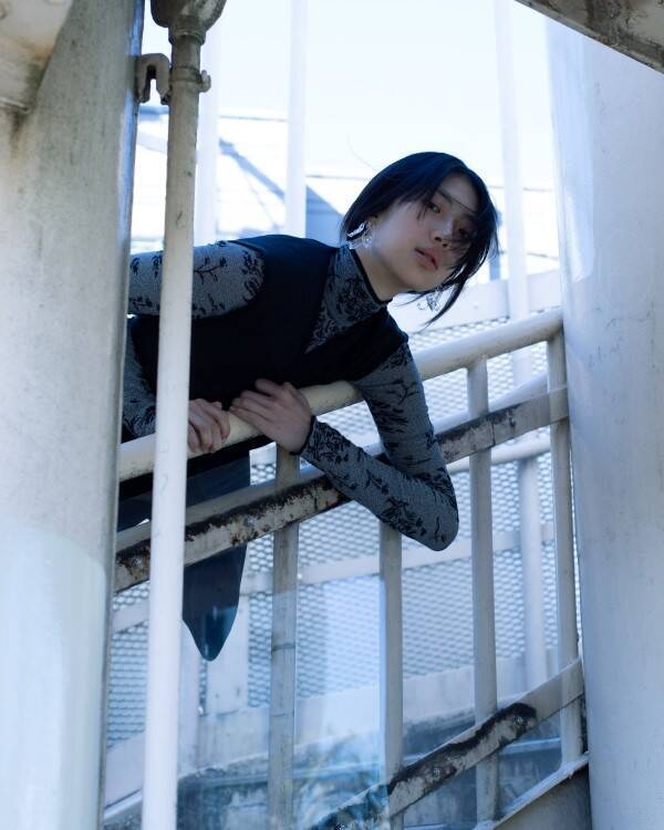 Mame Kurogouchi、“Reflection” を映す Tokyo Look を公開 —— 撮影は細倉真弓