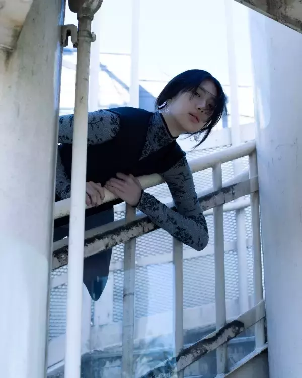 「Mame Kurogouchi、“Reflection” を映す Tokyo Look を公開 —— 撮影は細倉真弓」の画像