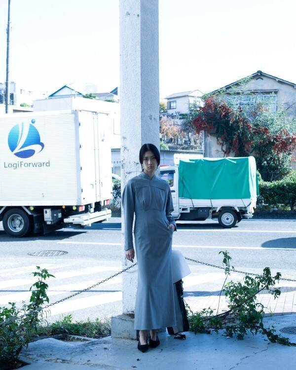 Mame Kurogouchi、“Reflection” を映す Tokyo Look を公開 —— 撮影は細倉真弓