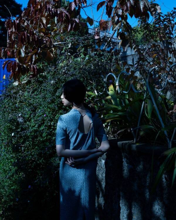 Mame Kurogouchi、“Reflection” を映す Tokyo Look を公開 —— 撮影は細倉真弓