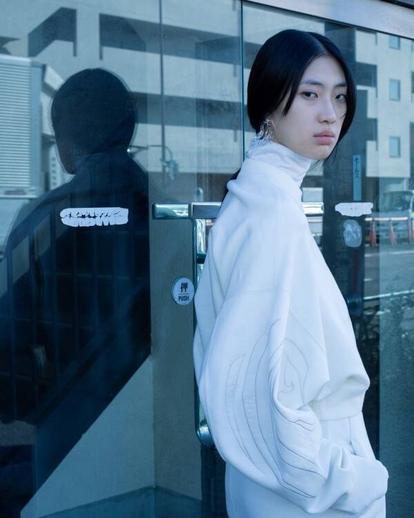 Mame Kurogouchi、“Reflection” を映す Tokyo Look を公開 —— 撮影は細倉真弓