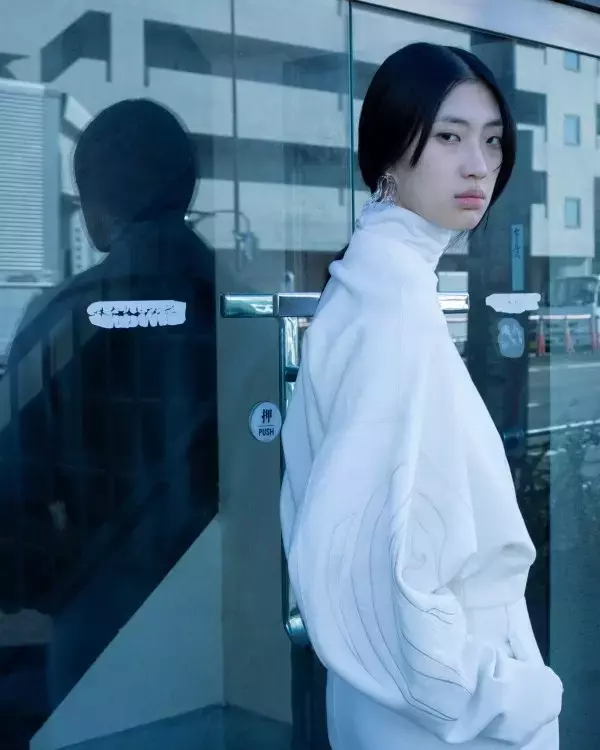 「Mame Kurogouchi、“Reflection” を映す Tokyo Look を公開 —— 撮影は細倉真弓」の画像