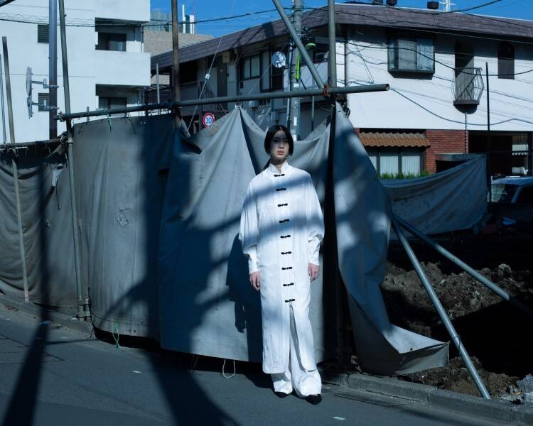 Mame Kurogouchi、“Reflection” を映す Tokyo Look を公開 —— 撮影は細倉真弓