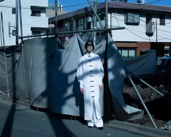 「Mame Kurogouchi、“Reflection” を映す Tokyo Look を公開 —— 撮影は細倉真弓」の画像