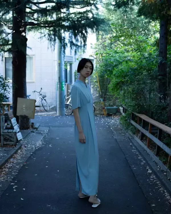 「Mame Kurogouchi、“Reflection” を映す Tokyo Look を公開 —— 撮影は細倉真弓」の画像