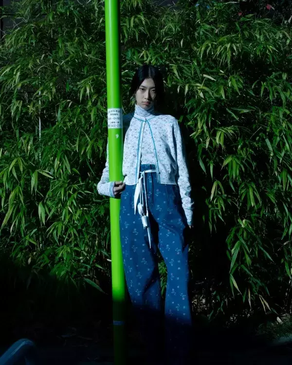 「Mame Kurogouchi、“Reflection” を映す Tokyo Look を公開 —— 撮影は細倉真弓」の画像