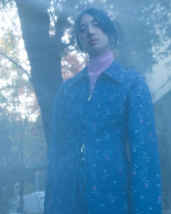 Mame Kurogouchi、“Reflection” を映す Tokyo Look を公開 —— 撮影は細倉真弓