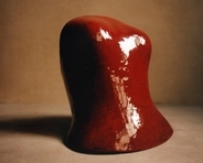 和紙と漆が身体をかたどる、ISSEY MIYAKE「URUSHI BODY」──三宅一生の「BODYWORKS」から続く身体への探求