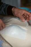 「和紙と漆が身体をかたどる、ISSEY MIYAKE「URUSHI BODY」──三宅一生の「BODYWORKS」から続く身体への探求」の画像2