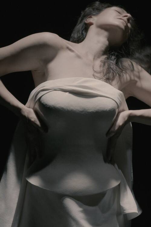和紙と漆が身体をかたどる、ISSEY MIYAKE「URUSHI BODY」──三宅一生の「BODYWORKS」から続く身体への探求