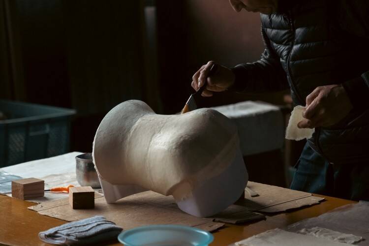 和紙と漆が身体をかたどる、ISSEY MIYAKE「URUSHI BODY」──三宅一生の「BODYWORKS」から続く身体への探求