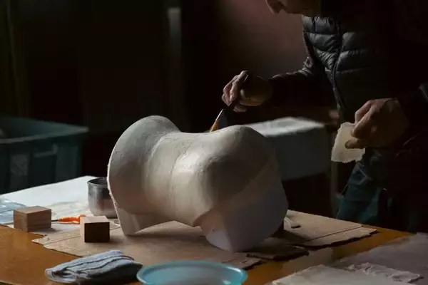 「和紙と漆が身体をかたどる、ISSEY MIYAKE「URUSHI BODY」──三宅一生の「BODYWORKS」から続く身体への探求」の画像