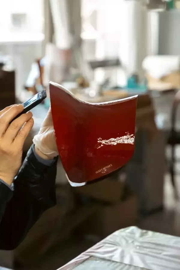「和紙と漆が身体をかたどる、ISSEY MIYAKE「URUSHI BODY」──三宅一生の「BODYWORKS」から続く身体への探求」の画像