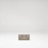 「ルイ・ヴィトンからカラーグラデーションが施されたマヒナ・レザーの新作が登場。日本限定のキーケースも」の画像1