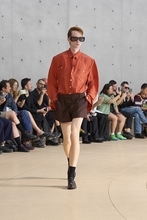 【ルック】サンローランが2026年メンズ夏コレクションをパリの現代美術館「ブルス・ドゥ・コメルス」で発表