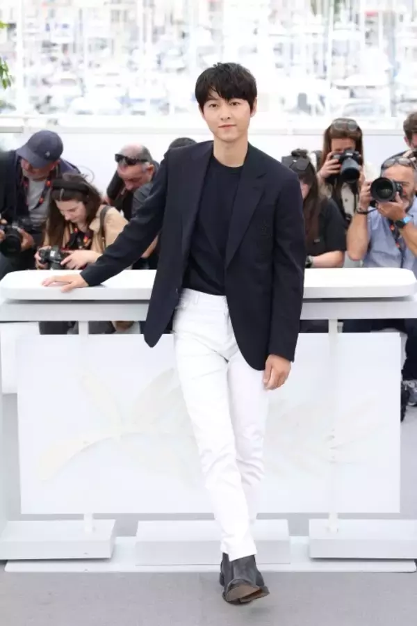 ルイ・ヴィトンを纏ったソン・ジュンギ、ピエール・ガスリーが第76回カンヌ国際映画祭に出席