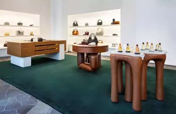 ボッテガ・ヴェネタ、銀座フラッグシップで「Holiday Craft」を開催。先行発売バッグ〈ピナコテーカ〉ジャングルが登場