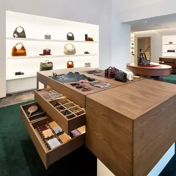 「ボッテガ・ヴェネタ、銀座フラッグシップで「Holiday Craft」を開催。先行発売バッグ〈ピナコテーカ〉ジャングルが登場」の画像