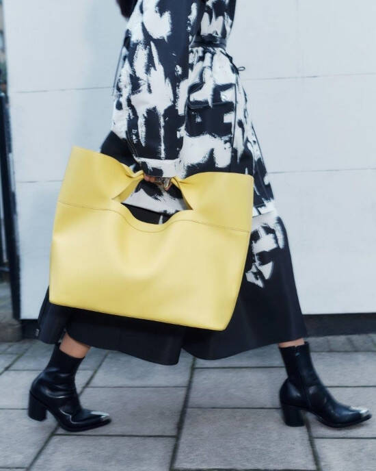 アレキサンダー・マックイーンが新宿伊勢丹でポップアップを開催、新作のバッグのほか新作プレフォールのウィメンズウエアを展開