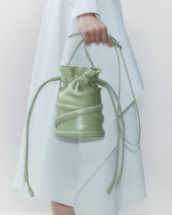 アレキサンダー・マックイーンが新宿伊勢丹でポップアップを開催、新作のバッグのほか新作プレフォールのウィメンズウエアを展開