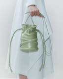 「アレキサンダー・マックイーンが新宿伊勢丹でポップアップを開催、新作のバッグのほか新作プレフォールのウィメンズウエアを展開」の画像5