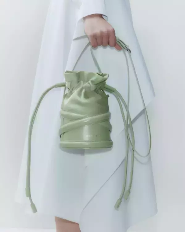 「アレキサンダー・マックイーンが新宿伊勢丹でポップアップを開催、新作のバッグのほか新作プレフォールのウィメンズウエアを展開」の画像