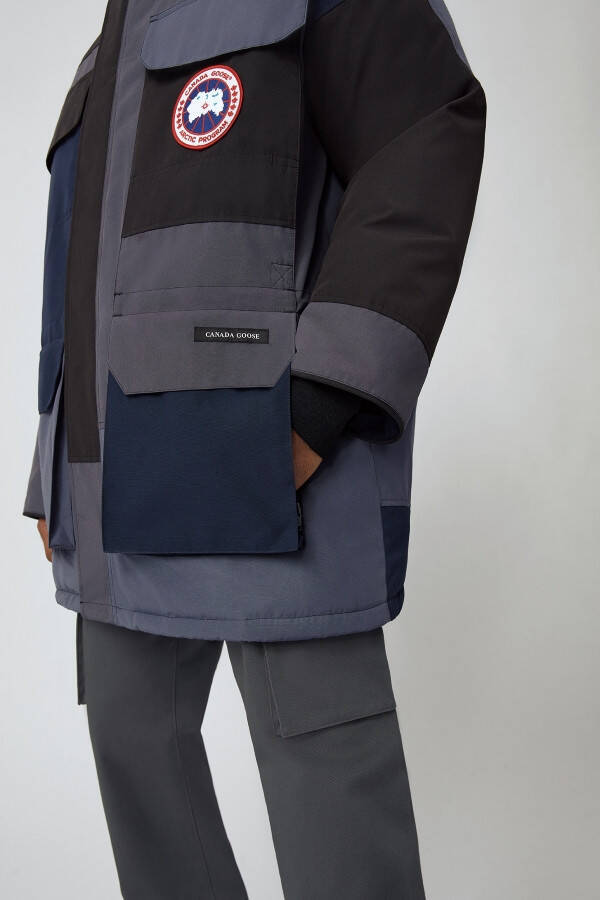 カナダグースから日本限定の「パッチワーク パーカ」が登場。余剰生地をアップサイクルしたパッチワークのようなデザイン