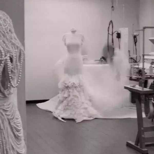 「ジェニファー・ロペスが結婚式に選んだのは「ラルフ ローレン」のドレス」の画像