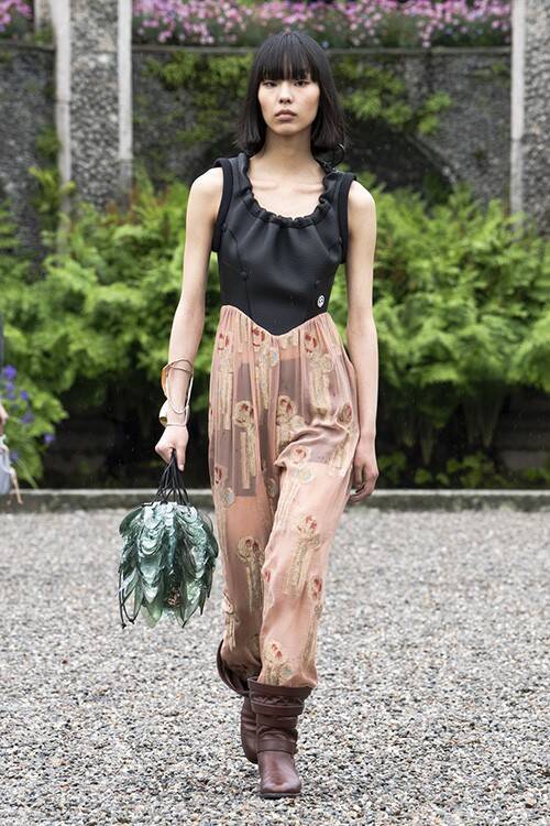 【ルック】ルイ・ヴィトンが2024 クルーズ・コレクションをイタリア・ベッラ島で発表