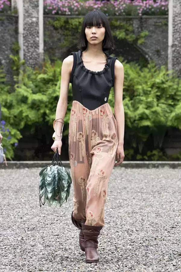 「【ルック】ルイ・ヴィトンが2024 クルーズ・コレクションをイタリア・ベッラ島で発表」の画像