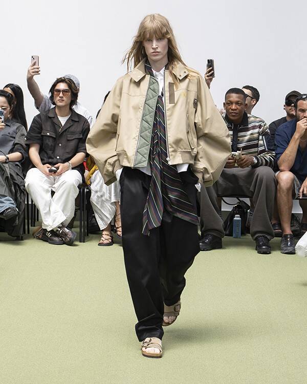 sacai 2027年春夏メンズコレクション──「THE NEW CLASSICS」、クラシックを再起動するための解体