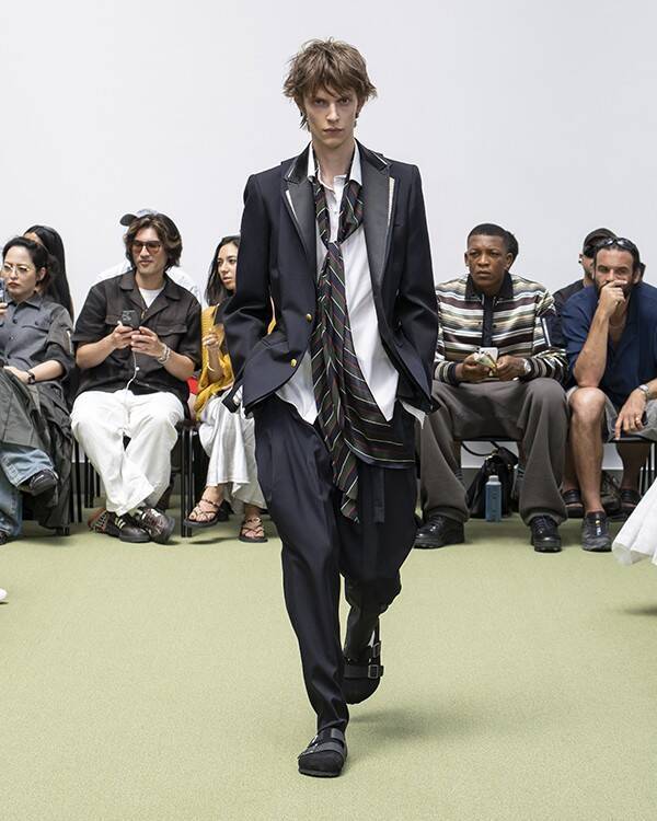 sacai 2027年春夏メンズコレクション──「THE NEW CLASSICS」、クラシックを再起動するための解体