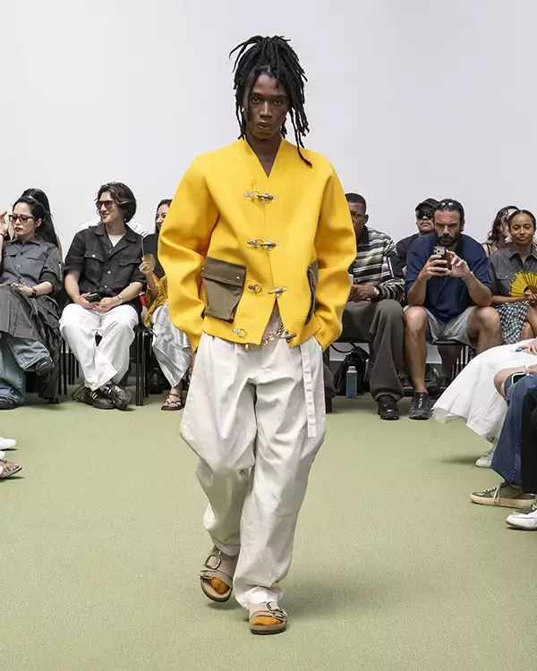 「sacai 2027年春夏メンズコレクション──「THE NEW CLASSICS」、クラシックを再起動するための解体」の画像