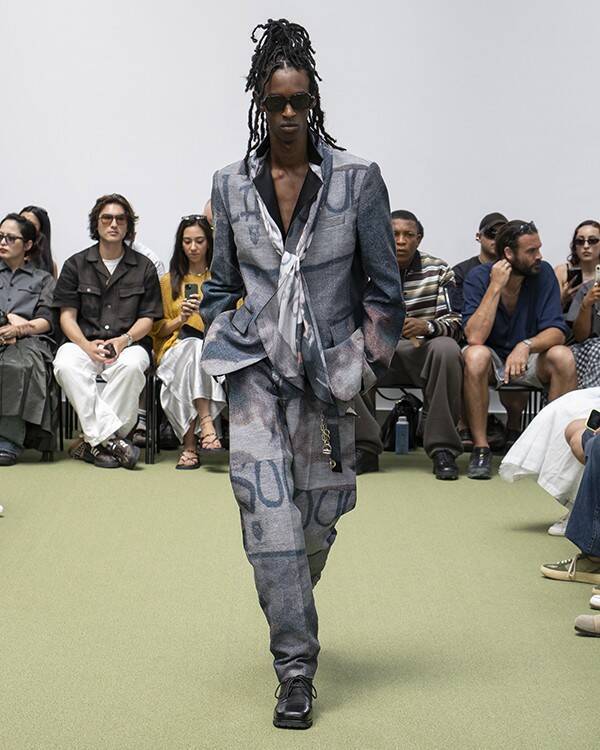 sacai 2027年春夏メンズコレクション──「THE NEW CLASSICS」、クラシックを再起動するための解体