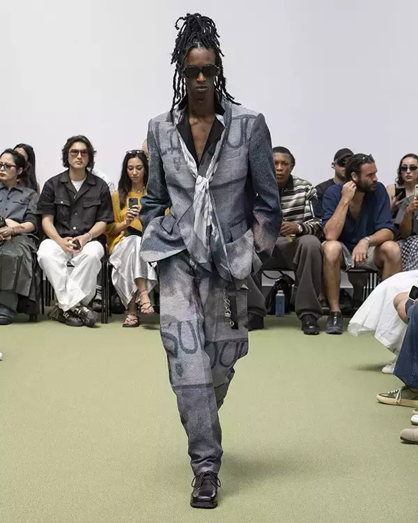 「sacai 2027年春夏メンズコレクション──「THE NEW CLASSICS」、クラシックを再起動するための解体」の画像