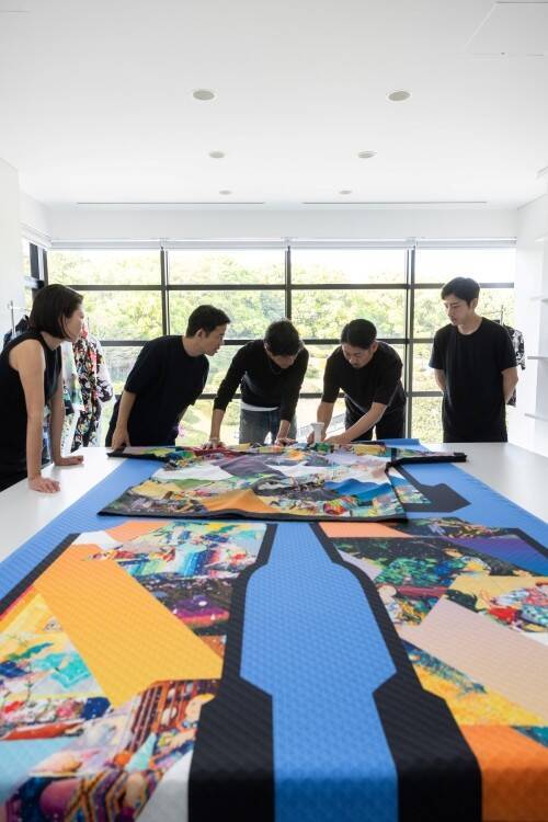 アートが服になるのでも、服がアートになるのでもない──A-POC ABLE ISSEY MIYAKE × 松山智一「TYPE-XII」が生んだ新しい表現の構造