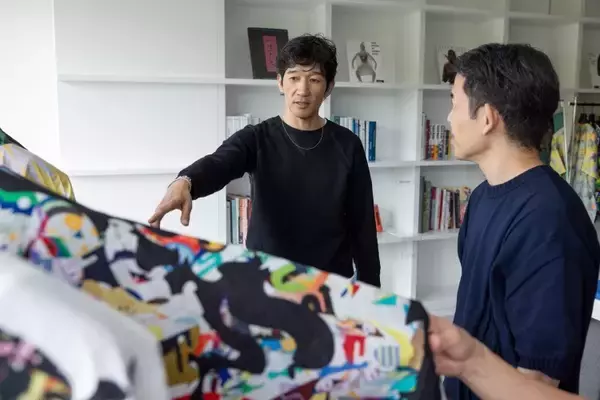 「アートが服になるのでも、服がアートになるのでもない──A-POC ABLE ISSEY MIYAKE × 松山智一「TYPE-XII」が生んだ新しい表現の構造」の画像