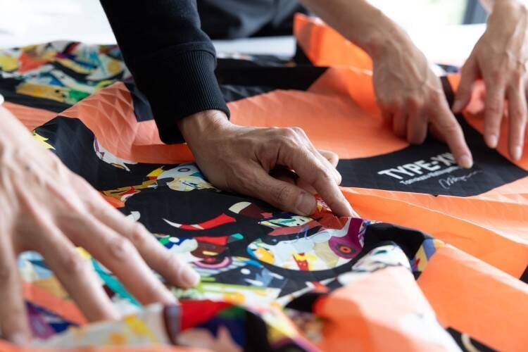 アートが服になるのでも、服がアートになるのでもない──A-POC ABLE ISSEY MIYAKE × 松山智一「TYPE-XII」が生んだ新しい表現の構造