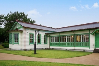 スターバックス、登録有形文化財に新店舗──横浜・海の公園で歴史とコーヒーを未来へつなぐ