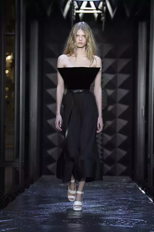 「【ルック】ルイ・ヴィトンがパリのオルセー美術館で2023年秋冬コレクションを発表」の画像